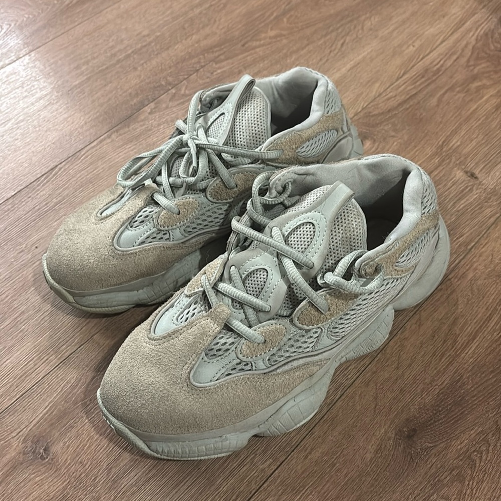 Yeezy 500
Light green/gray
Suede